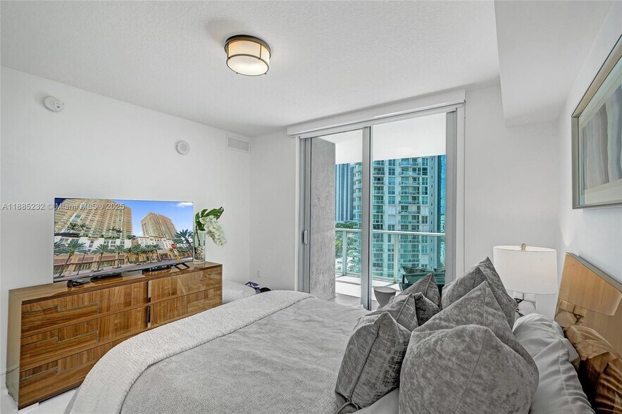 Building Photo - 300 Sunny Isles Blvd