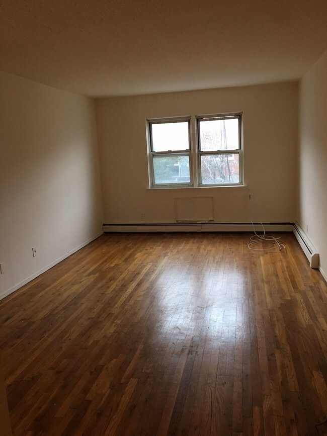 Primary Photo - 147-20 Northern Blvd