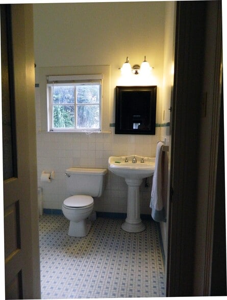 Building Photo - 6021 Coliseum St