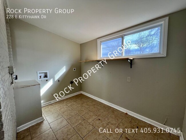 Building Photo - Charming & Fully Remodeled 2-Bedroom Home ...