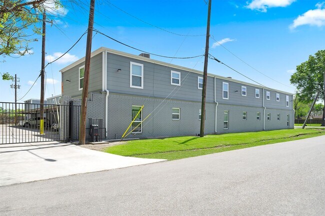 Building Photo - 6403 Sloan St