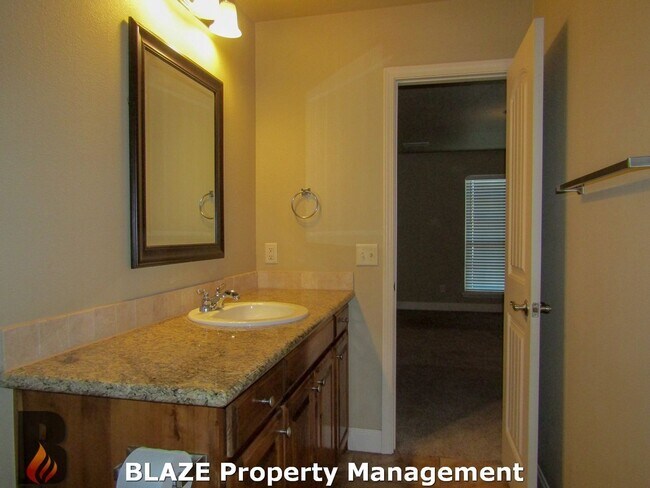 Building Photo - City View 4 Bedroom