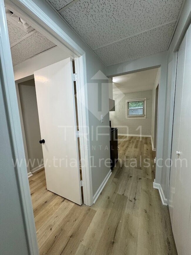 Building Photo - 2205 Hathaway Dr