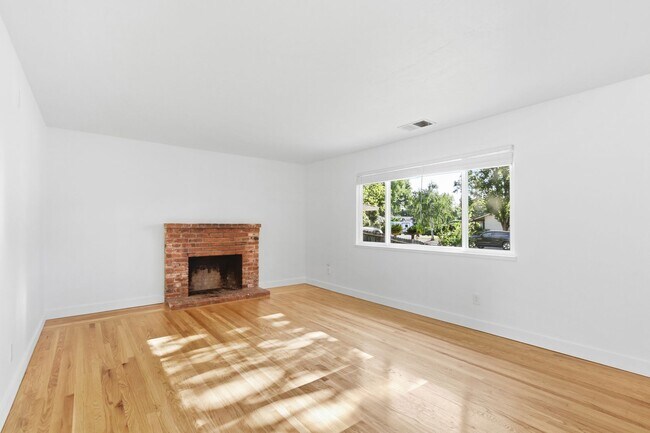 Building Photo - 1611 Clemson Dr