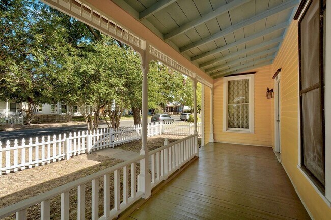 Building Photo - 304 Olive St