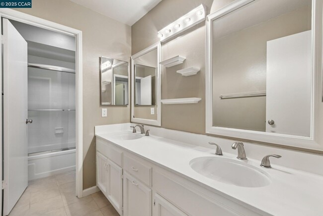 Building Photo - 1035 Alta Mesa Dr