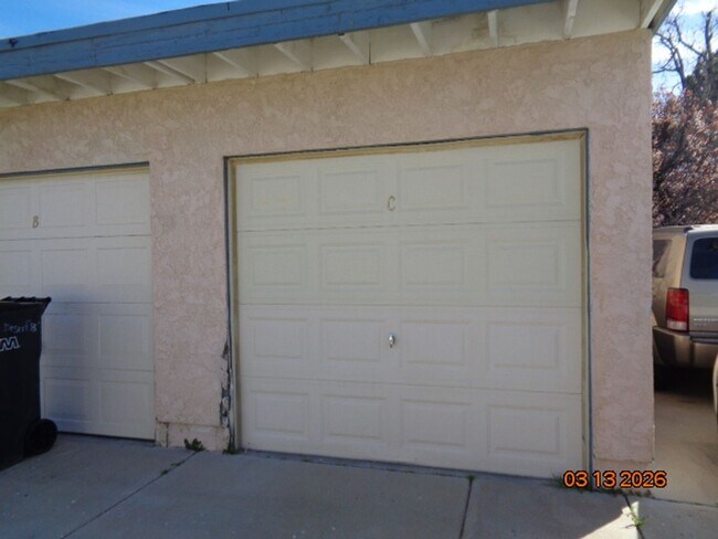 Building Photo - VanDam/Desert