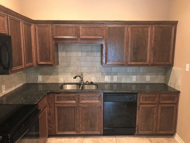 Building Photo - Beautiful 3 Bedroom, 2 Bath Duplex Near Cl...