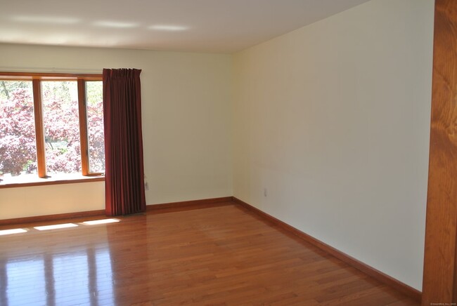 Building Photo - 302 Westwood Rd