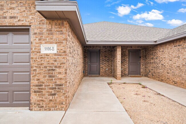 Building Photo - Beautifully Updated 3-Bed, 2-Bath, 2-Car Garage Duplex in Prime Lubbock Location!