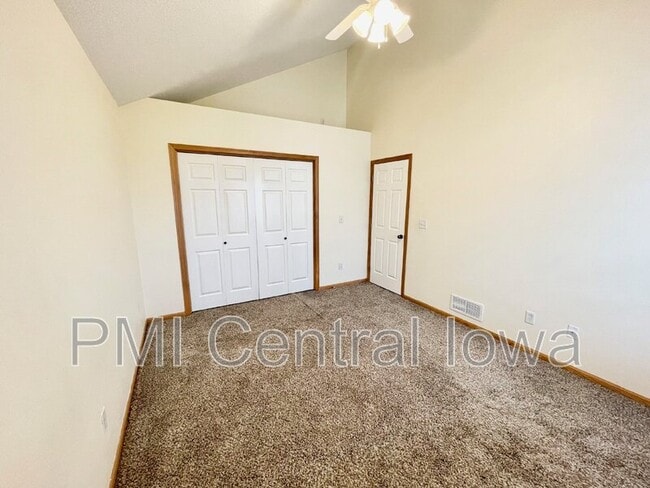 Building Photo - 1262 SE Village View Ln