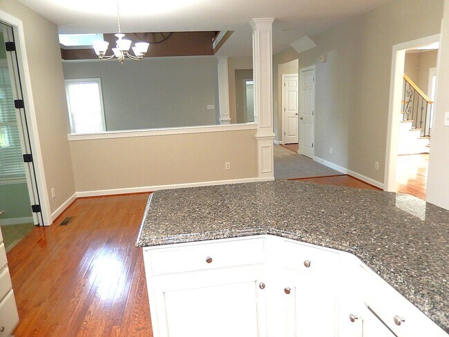 Building Photo - 10612 River Forest Dr
