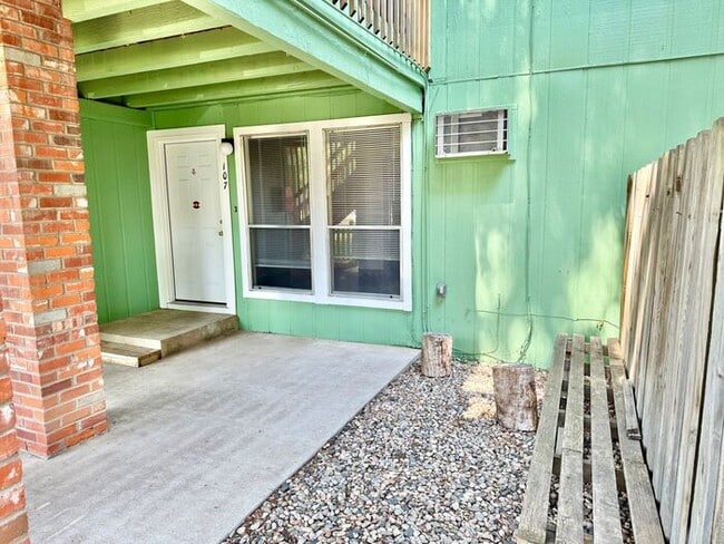 Building Photo - 1ST MONTH 1/2 OFF SPECIAL!!!!