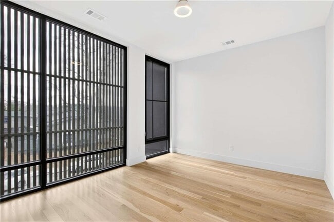 Building Photo - 816 Berne St SE