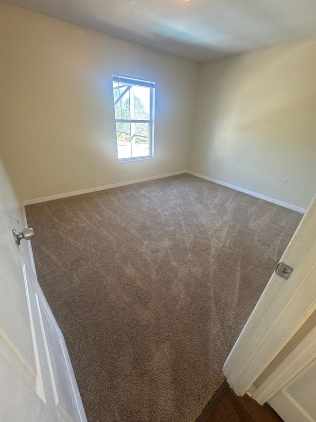 Building Photo - Lovely Large 5/4 Pool Home in West Haven