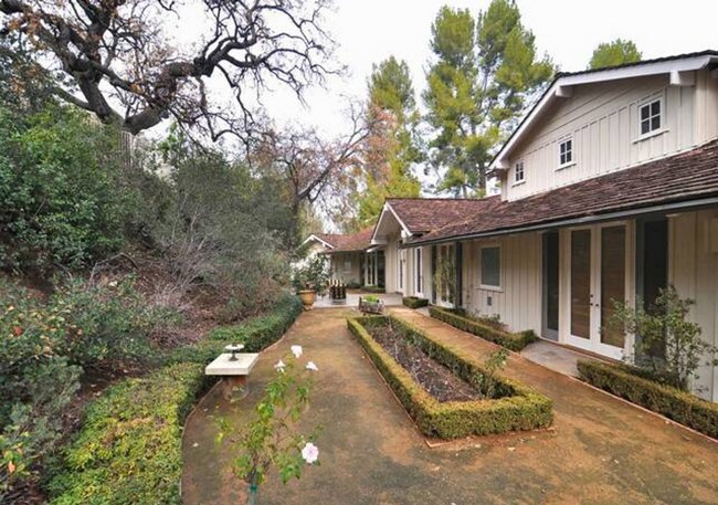 Building Photo - 5 Bed, 4.5 bath estate located in guard gated Hidden Hills Neighborhood