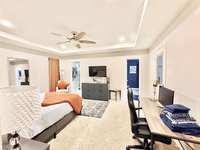 Building Photo - 16235 Red Wood Cir N