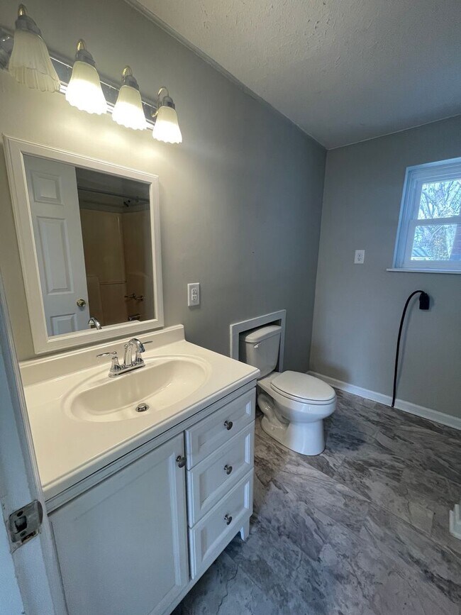 Building Photo - 2 Bedroom 1 Bath