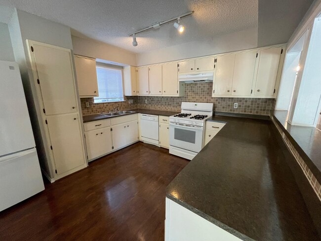Building Photo - 412 Blue Valley Dr