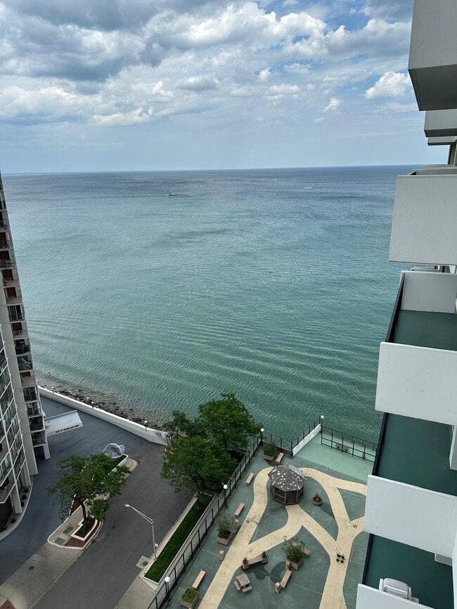 Primary Photo - 6033 N Sheridan Rd