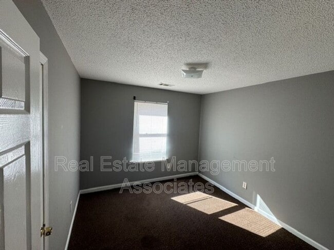 Building Photo - 424 N 8th St