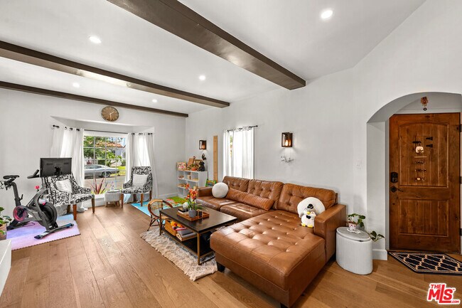 Building Photo - 3871 Roxton Ave