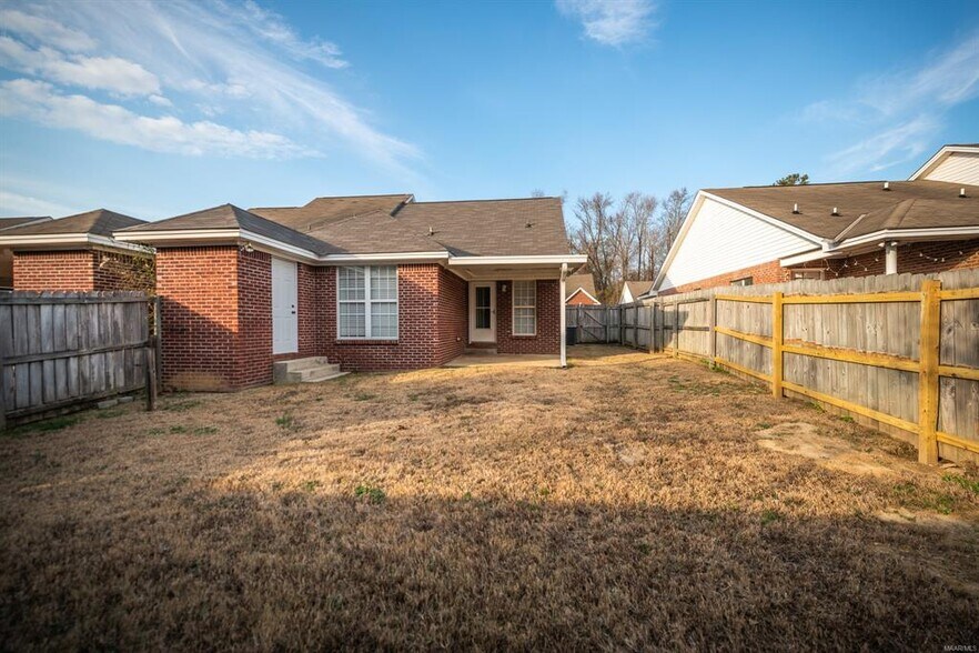 Building Photo - 325 James Dr