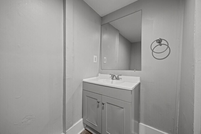 Building Photo - Newly Renovated 2 bed 1 bath!