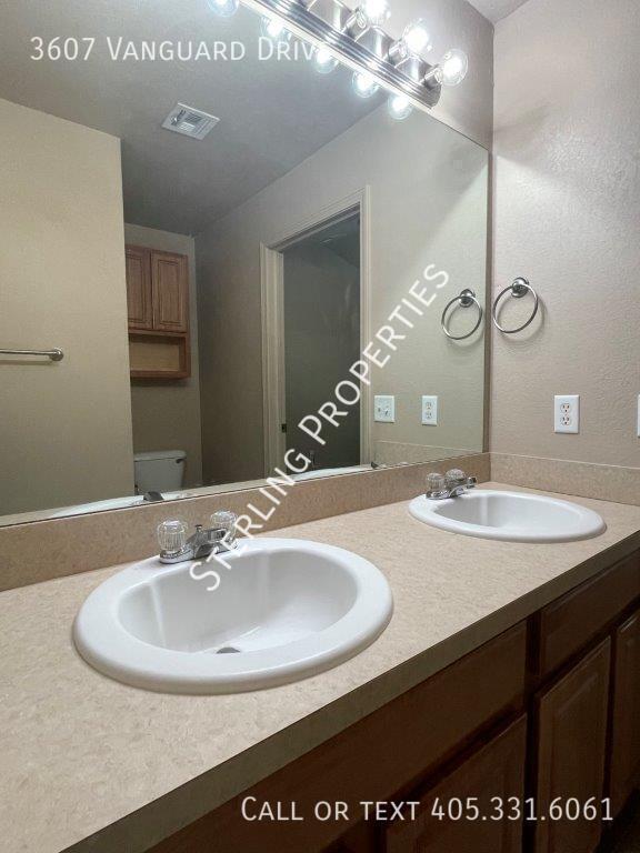 Building Photo - 3607 Vanguard Dr