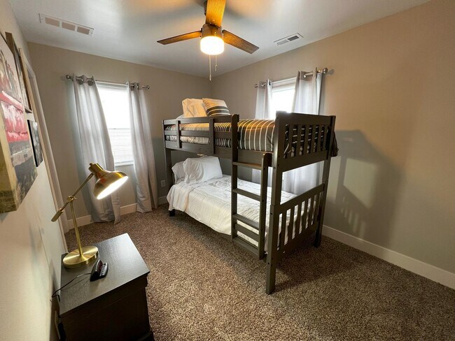 Building Photo - Fully Furnished rental with excellent cent...