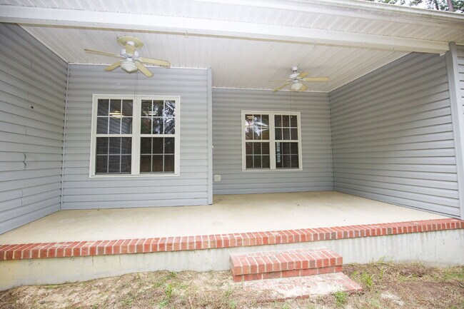 Building Photo - 110 Willow Creek Ln