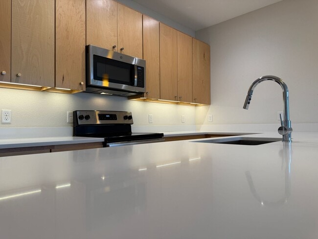 Building Photo - Fresh-Modern-Convenient 2/3/2 Twnhome