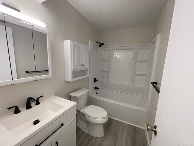 Building Photo - 25 Woodsedge Dr