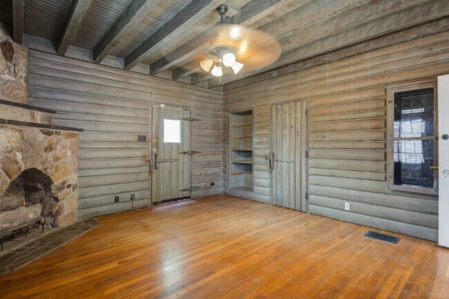 Building Photo - Charming Tuscany Villa block away from TTU