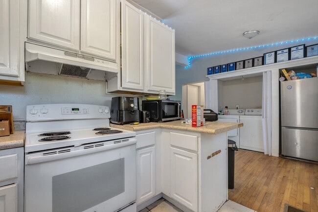 Building Photo - 1674 Sharkey St