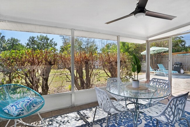 Building Photo - Furnished Chic Monthly Rental Home in Bradenton, FL VACA or Short Term