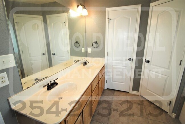 Building Photo - 401 Hedy Dr