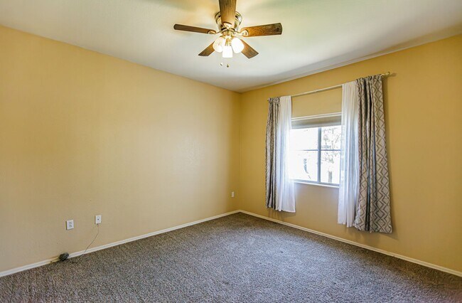 Building Photo - Upstairs condo in gated community