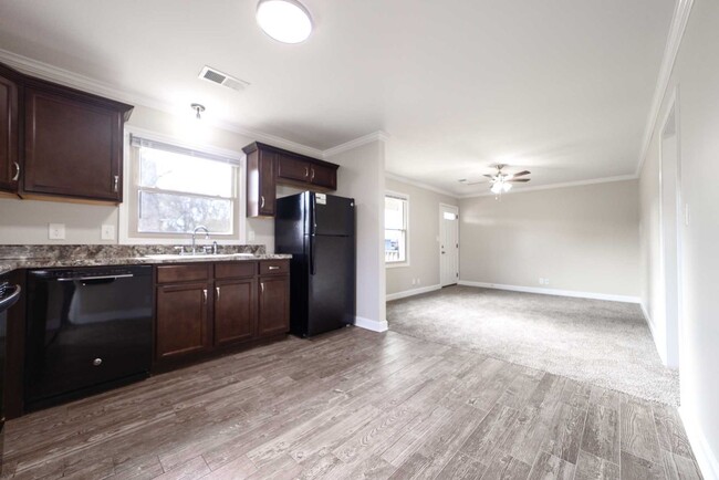 Building Photo - Look and Lease Special! $200 off rent!!!