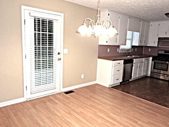 Building Photo - 1005 Whispering Woods Dr