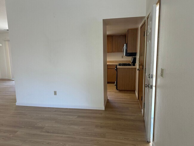 Building Photo - Well maintained home in desirable neighbor...