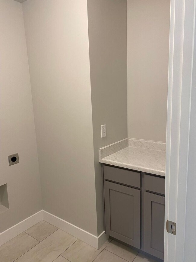 Building Photo - 2 WEEKS FREE - 4 Bed 3 Bath Townhome Available mid-July in American Fork!