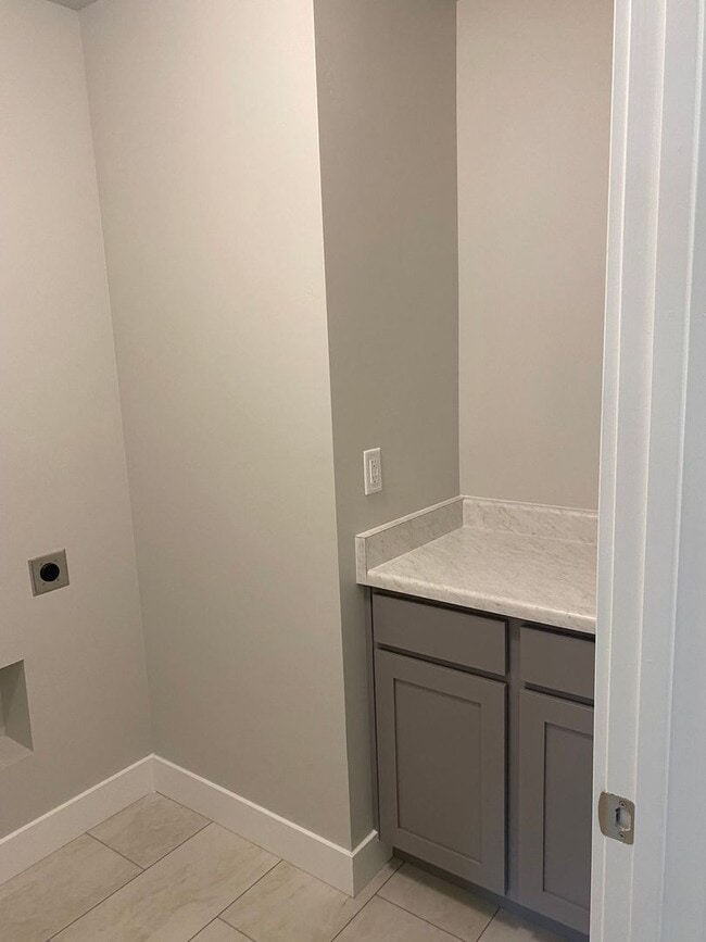 Building Photo - 2 WEEKS FREE - New 4 Bed 3 Bath Townhome Available mid-July in American Fork!