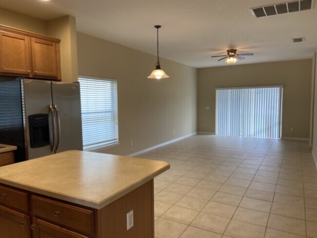 Building Photo - Spacious 4/2 in a Great Community!