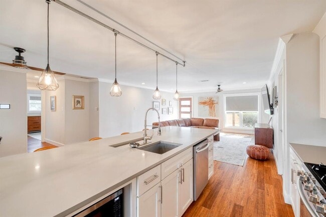 Building Photo - 600 Jetta Ct