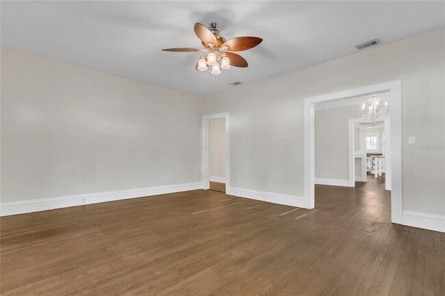 Building Photo - 1204 S Oak Ave