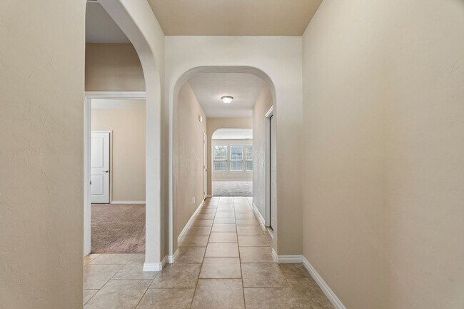 Building Photo - 3 bedroom 2 bath near Paycom!
