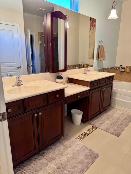 BR1 Ensuite - 1582 Smoke Signal Ct