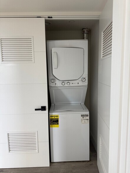 Building Photo - 5923 Laurel Canyon Blvd