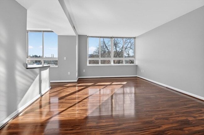 Building Photo - Spacious Studio w/ Parking Included!